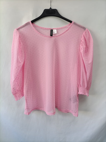 H&amp;M. Pink plumeti top Tm
