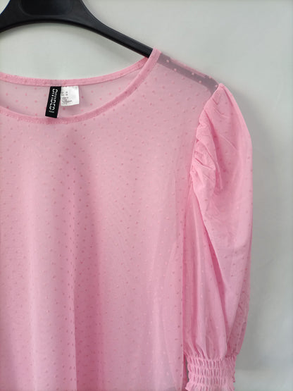 H&amp;M. Pink plumeti top Tm