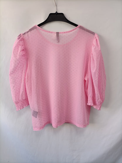 H&amp;M. Pink plumeti top Tm