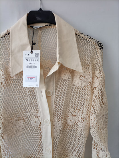ZARA. Sobrecamisa/vestido croché T.s