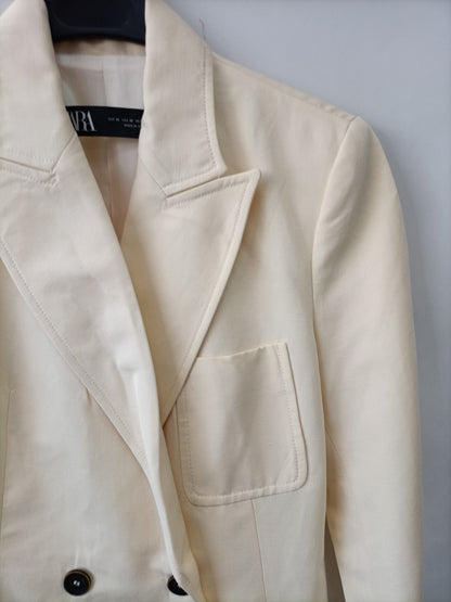ZARA. Blazer beige de vestir T.xs