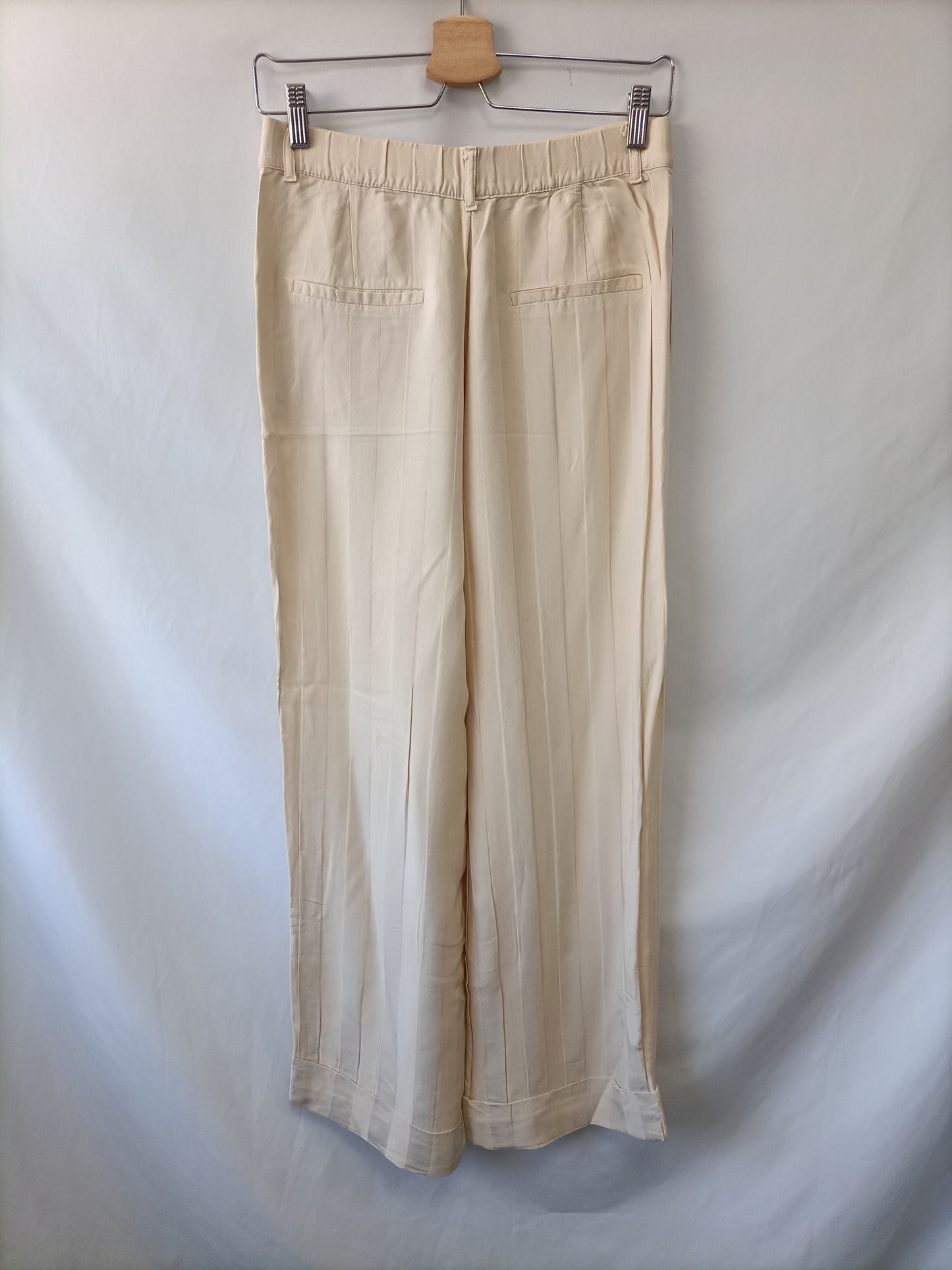 ZARA. Pantalón fluido beige T.m
