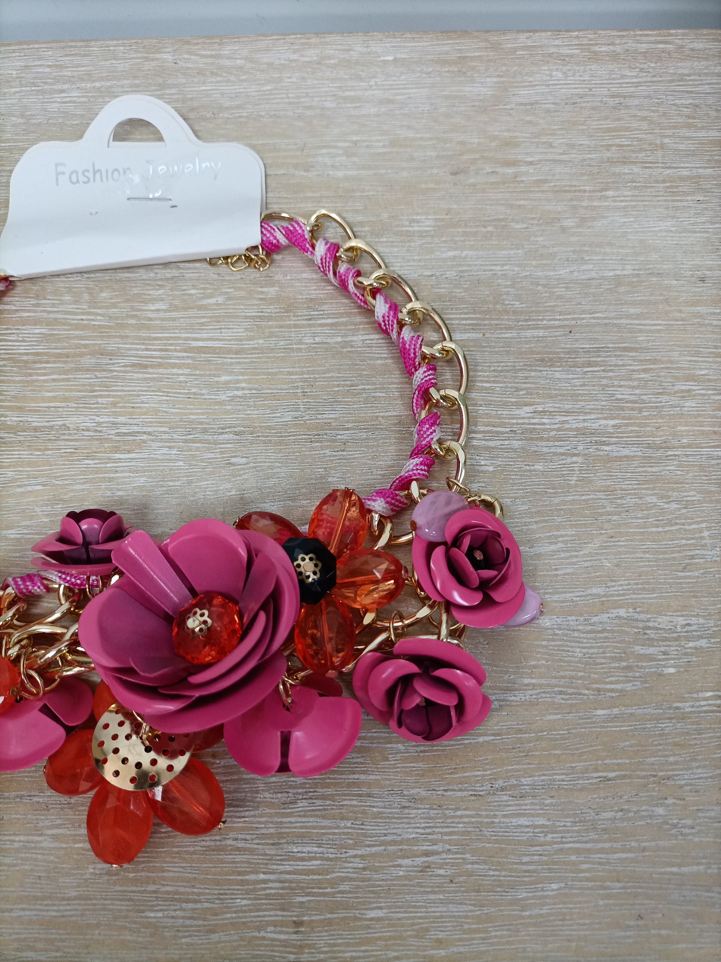 OTHERS. Flower necklace