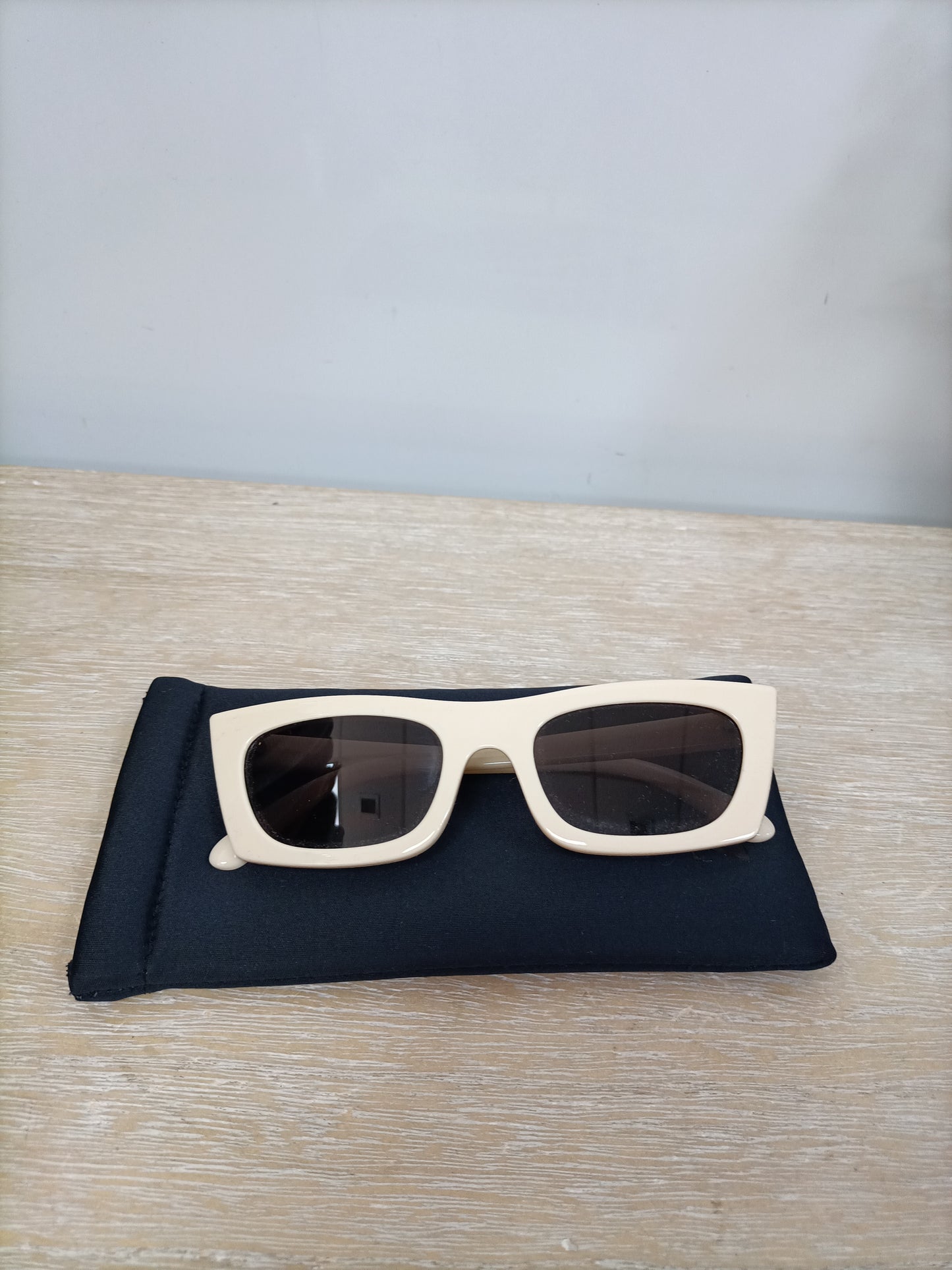 ZARA. Gafas de sol beige