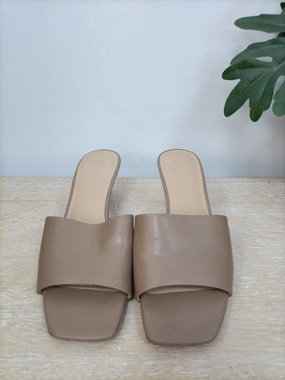 H&M. Sandalias marrón T.37