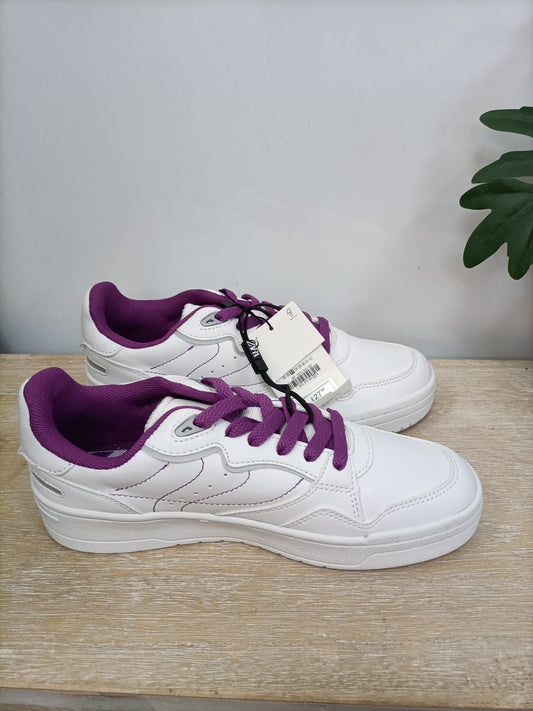 ZARA. Zapatillas blancas T.37