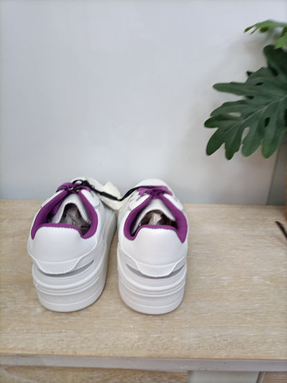 ZARA. Zapatillas blancas T.37