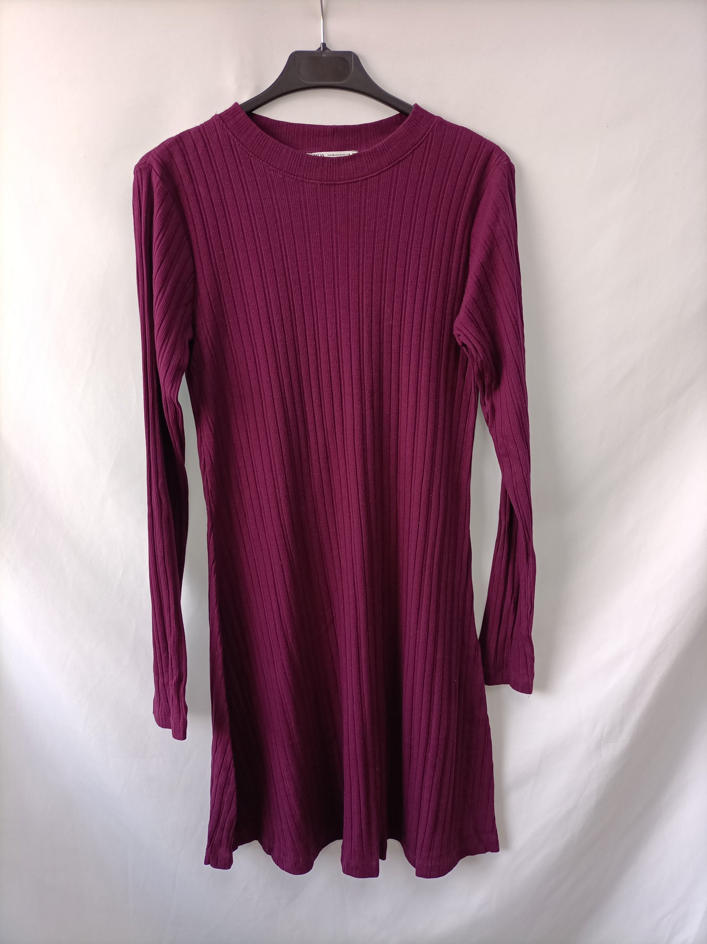 ZARA. Vestido canalé burdeos T.m