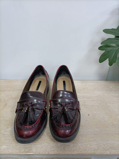 ZARA. Mocasines burdeos T.38