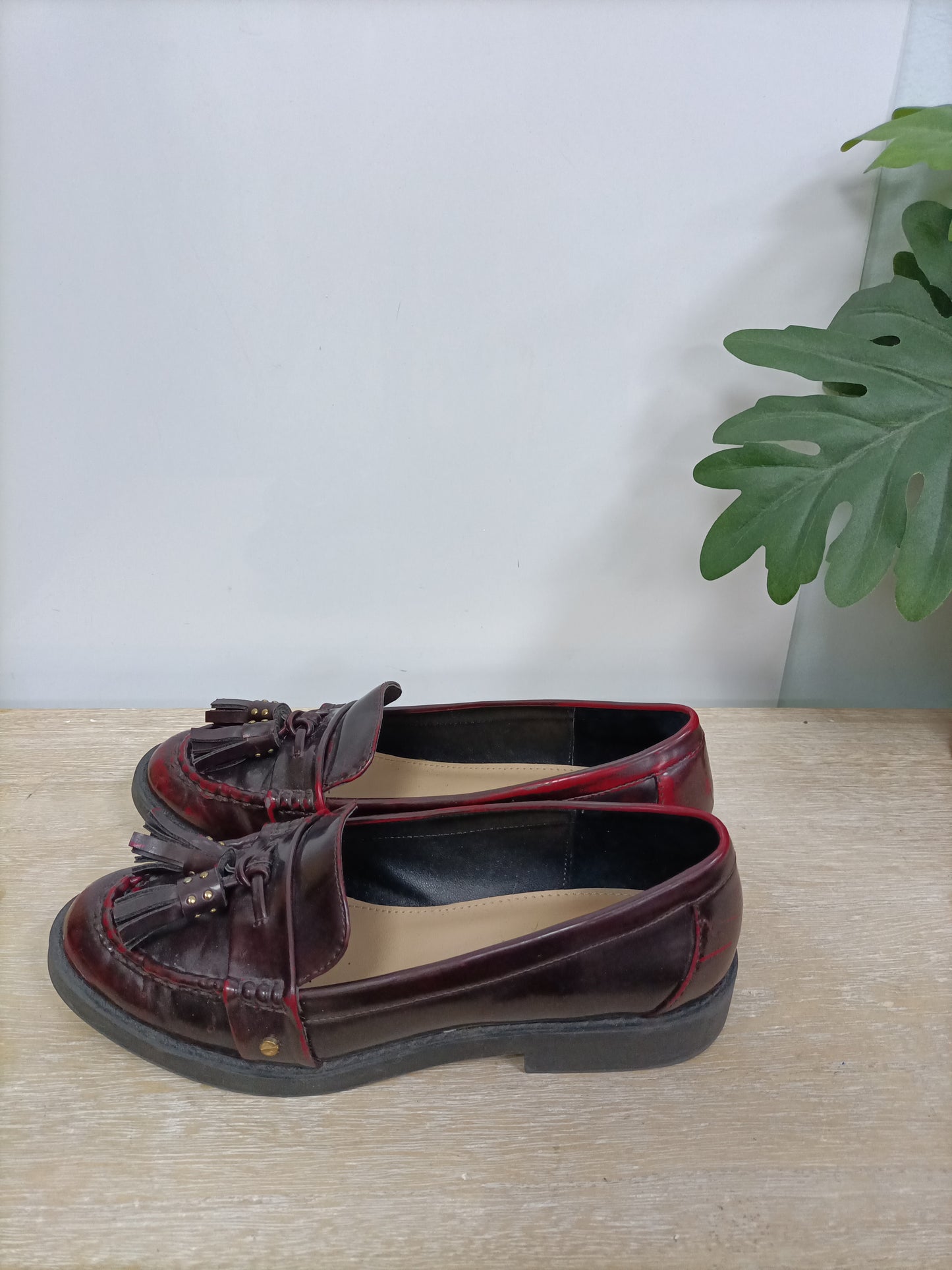 ZARA. Mocasines burdeos T.38