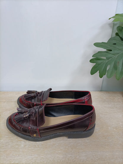 ZARA. Mocasines burdeos T.38