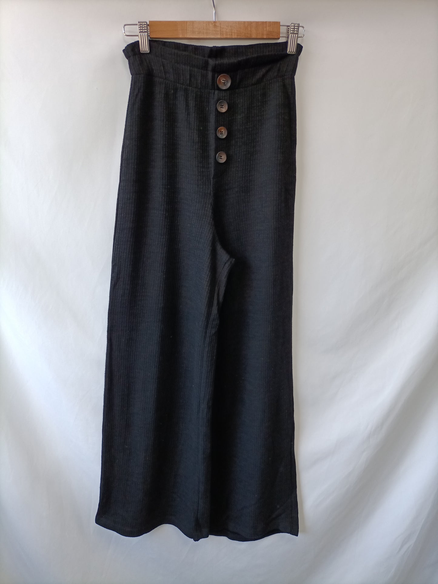 STRADIVARIUS. Pantalón punto negro T.xs