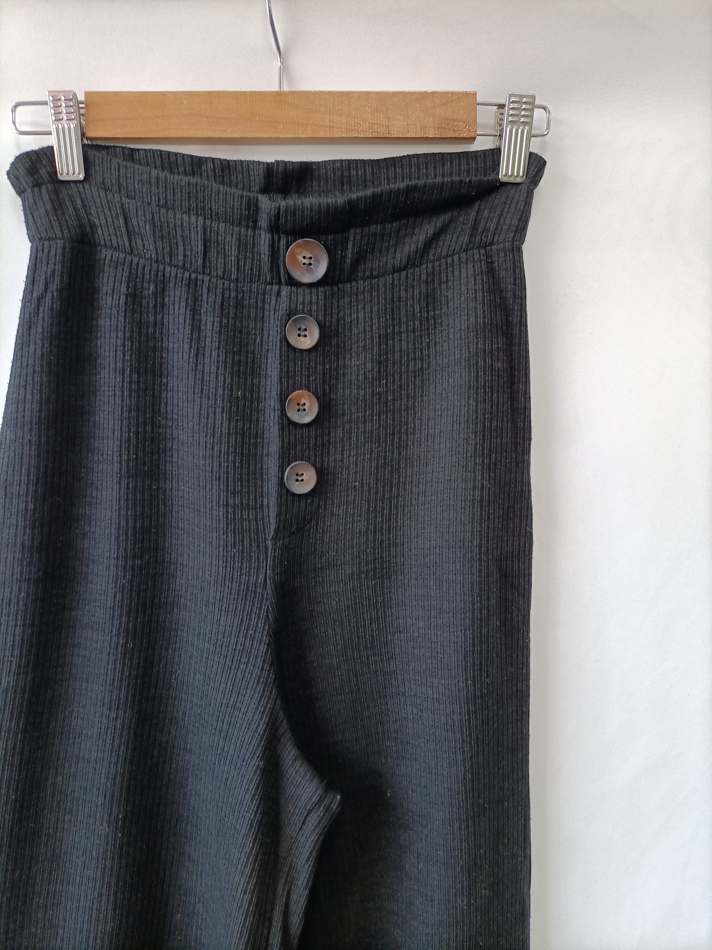 STRADIVARIUS. Pantalón punto negro T.xs