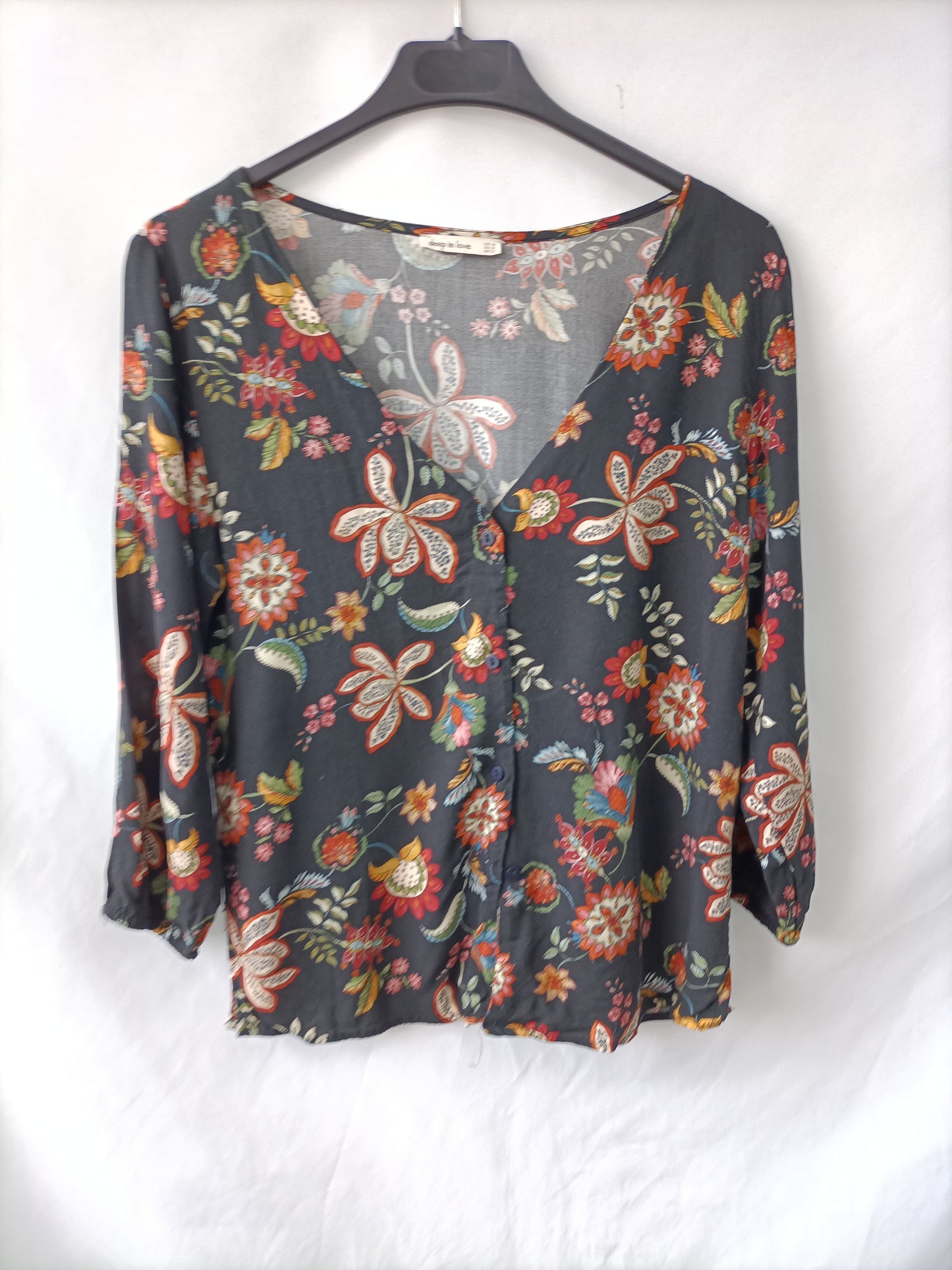 DEEP IN LOVE. Black floral blouse Tm