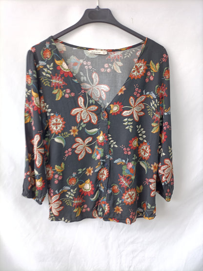 DEEP IN LOVE. Black floral blouse Tm