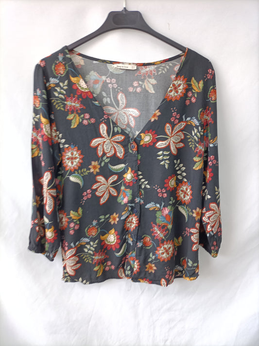 DEEP IN LOVE. Black floral blouse Tm