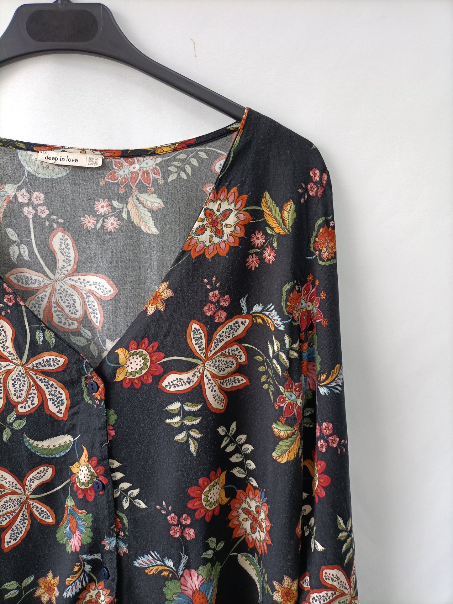 DEEP IN LOVE. Black floral blouse Tm