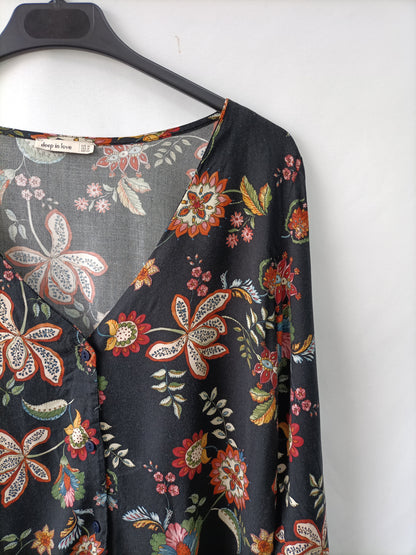 DEEP IN LOVE. Black floral blouse Tm