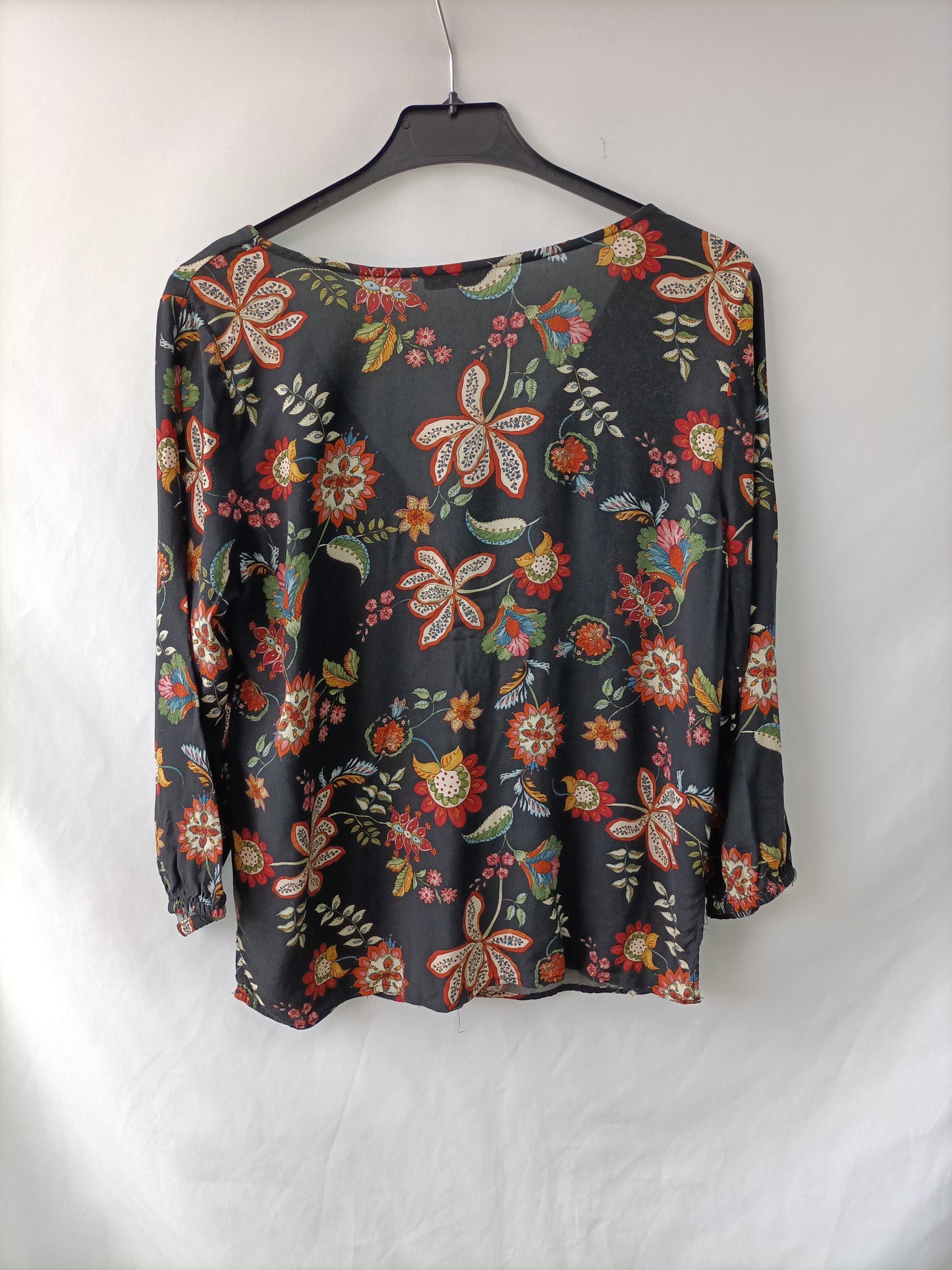 DEEP IN LOVE. Black floral blouse Tm