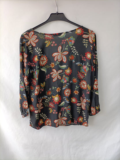 DEEP IN LOVE. Black floral blouse Tm