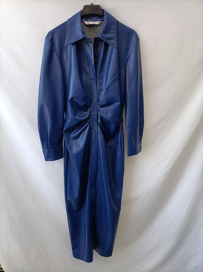 ZARA.Vestido midi azul polipiel T.XS