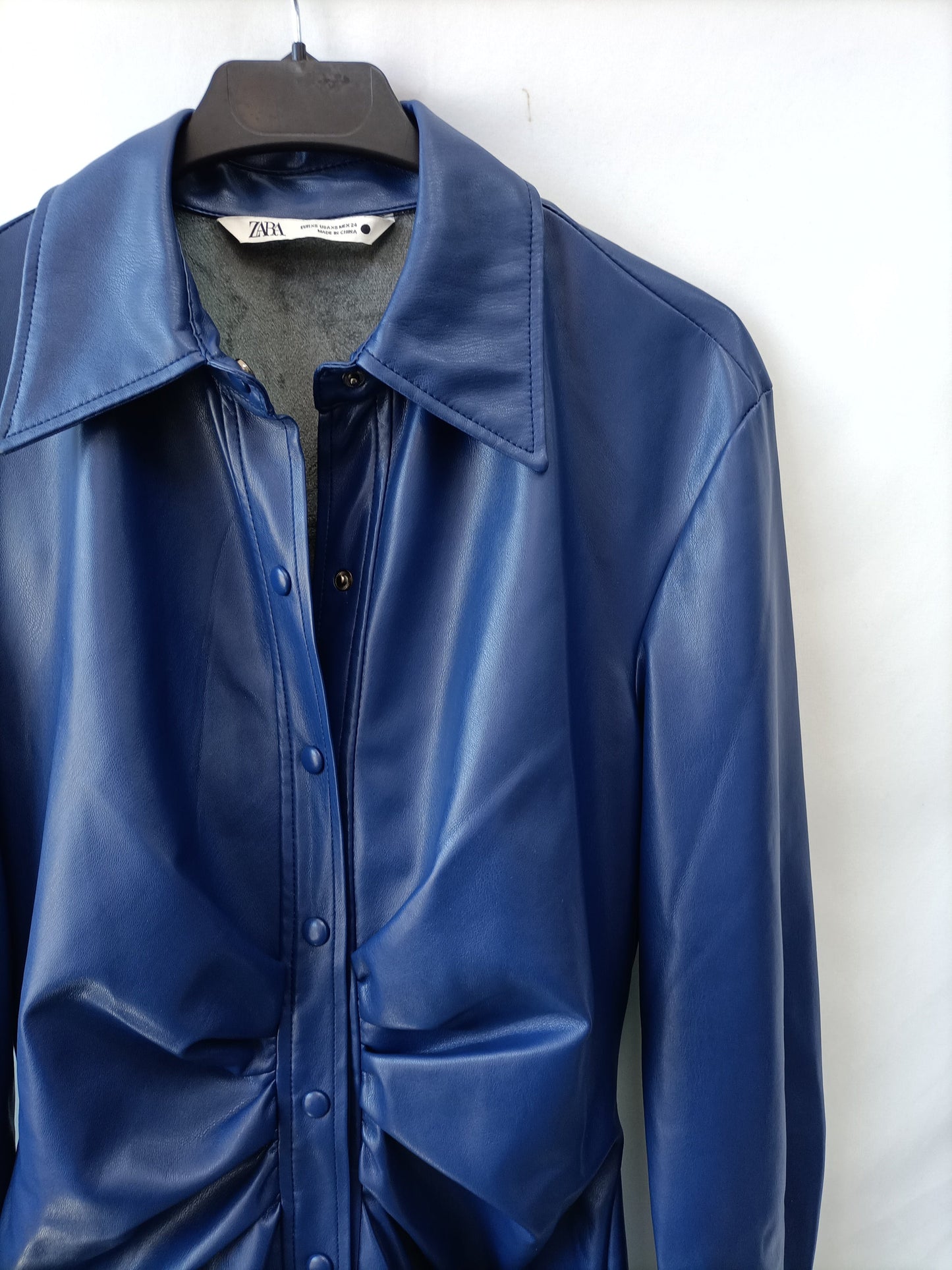 ZARA.Vestido midi azul polipiel T.XS