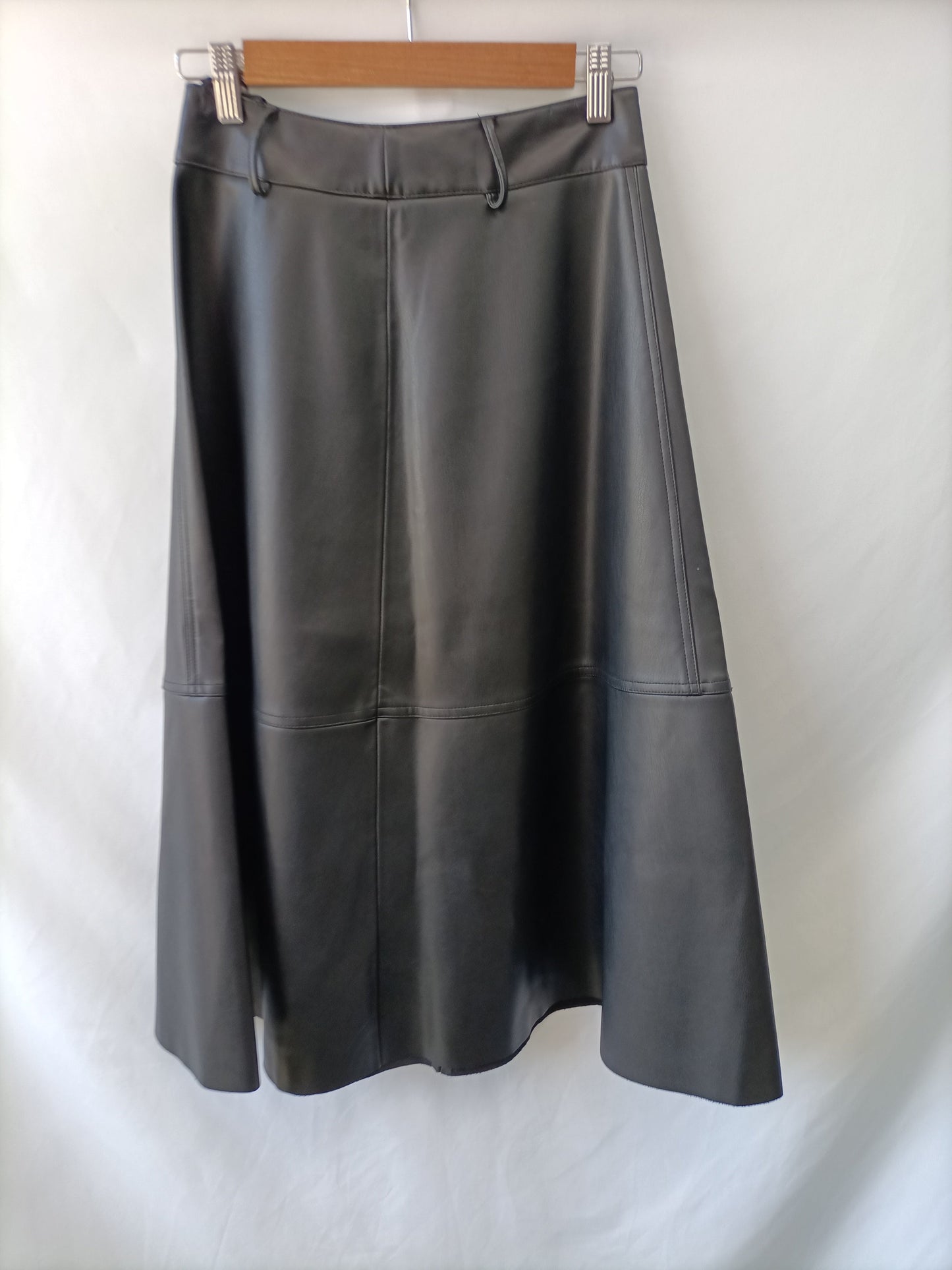 ZARA.Falda midi polipiel T.XS