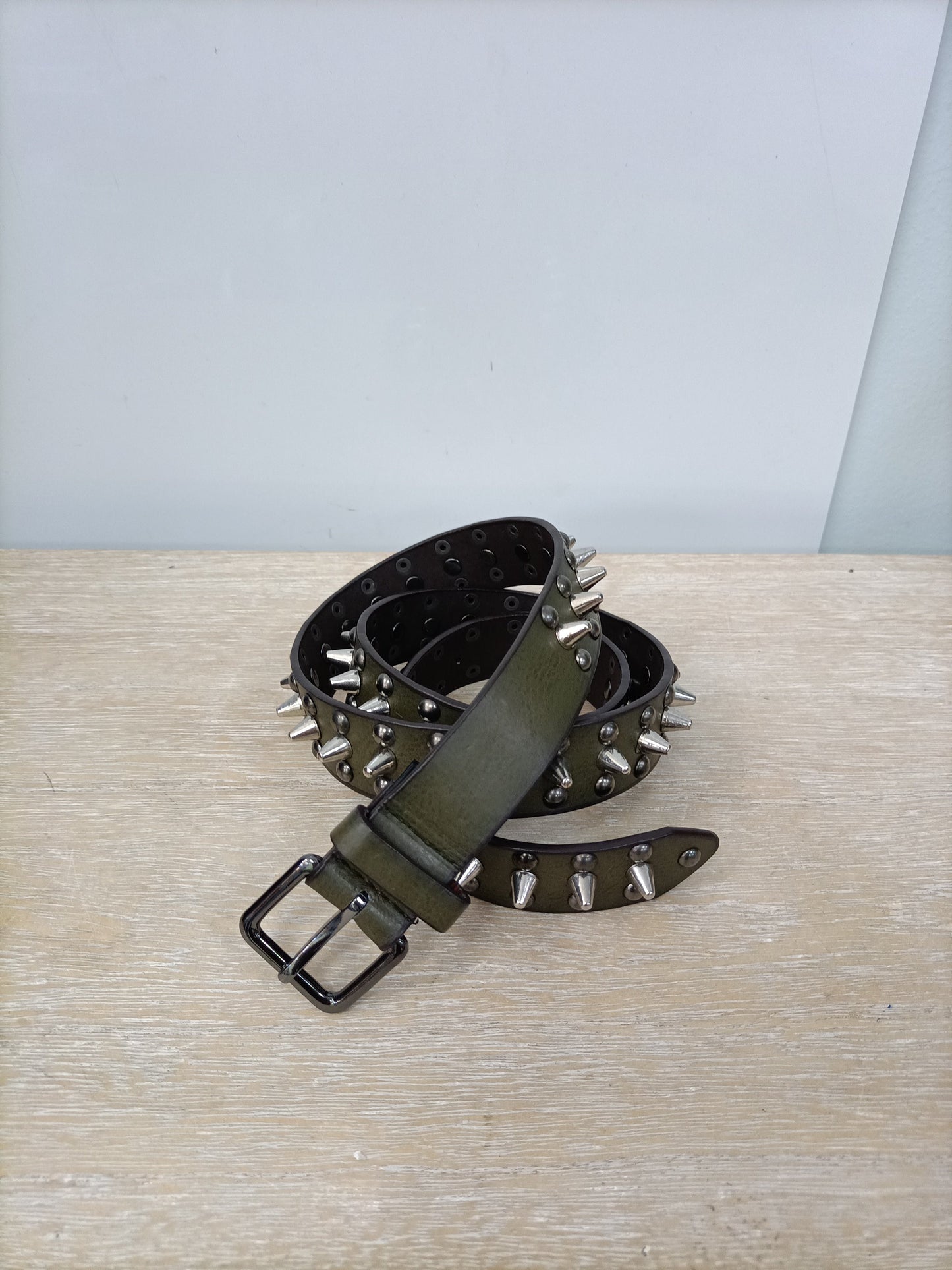 ZARA.Cinturón pinchos