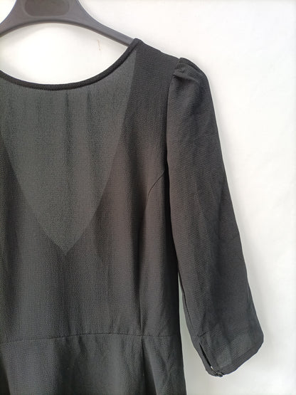 STRADIVARIUS. Vestido negro manga 3/4 T.M