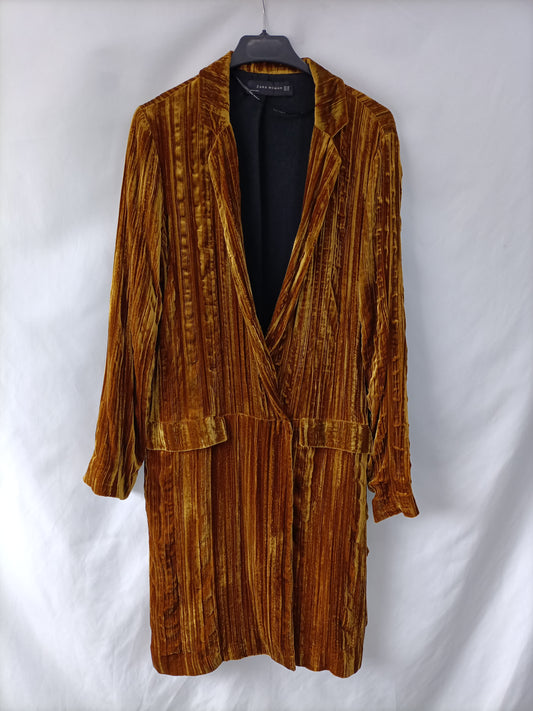 ZARA. Abrigo mostaza terciopelo T.xs