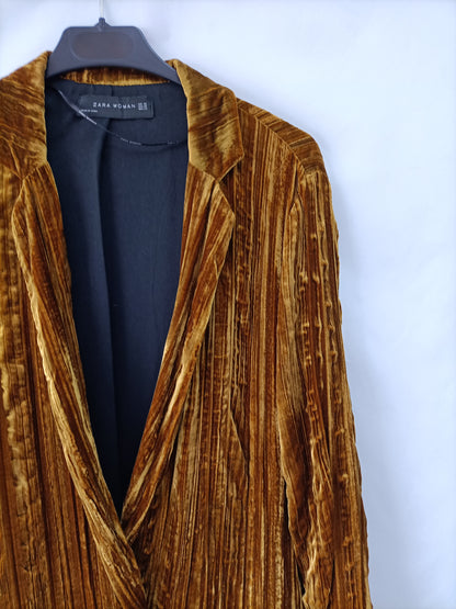 ZARA. Abrigo mostaza terciopelo T.xs
