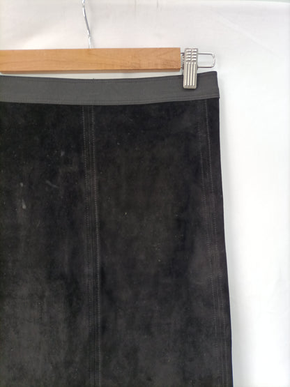 OTRAS. Falda negra piel T.u(34)