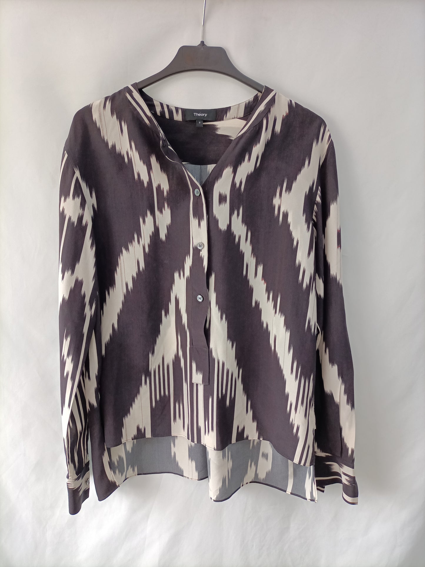 THEORY. Blusa fluida beige y negro T.s