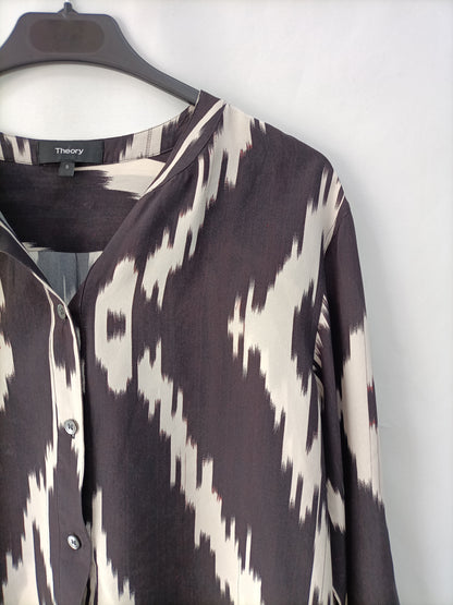 THEORY. Blusa fluida beige y negro T.s