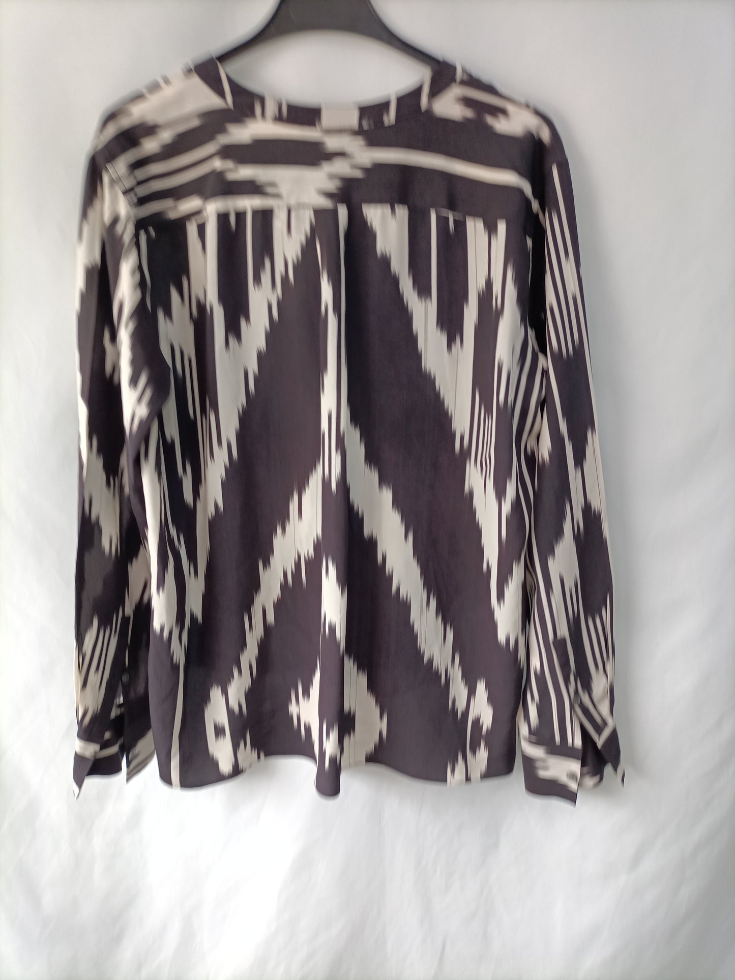 THEORY. Blusa fluida beige y negro T.s