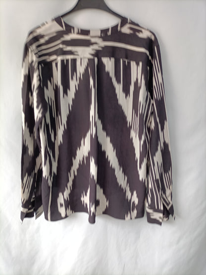 THEORY. Blusa fluida beige y negro T.s