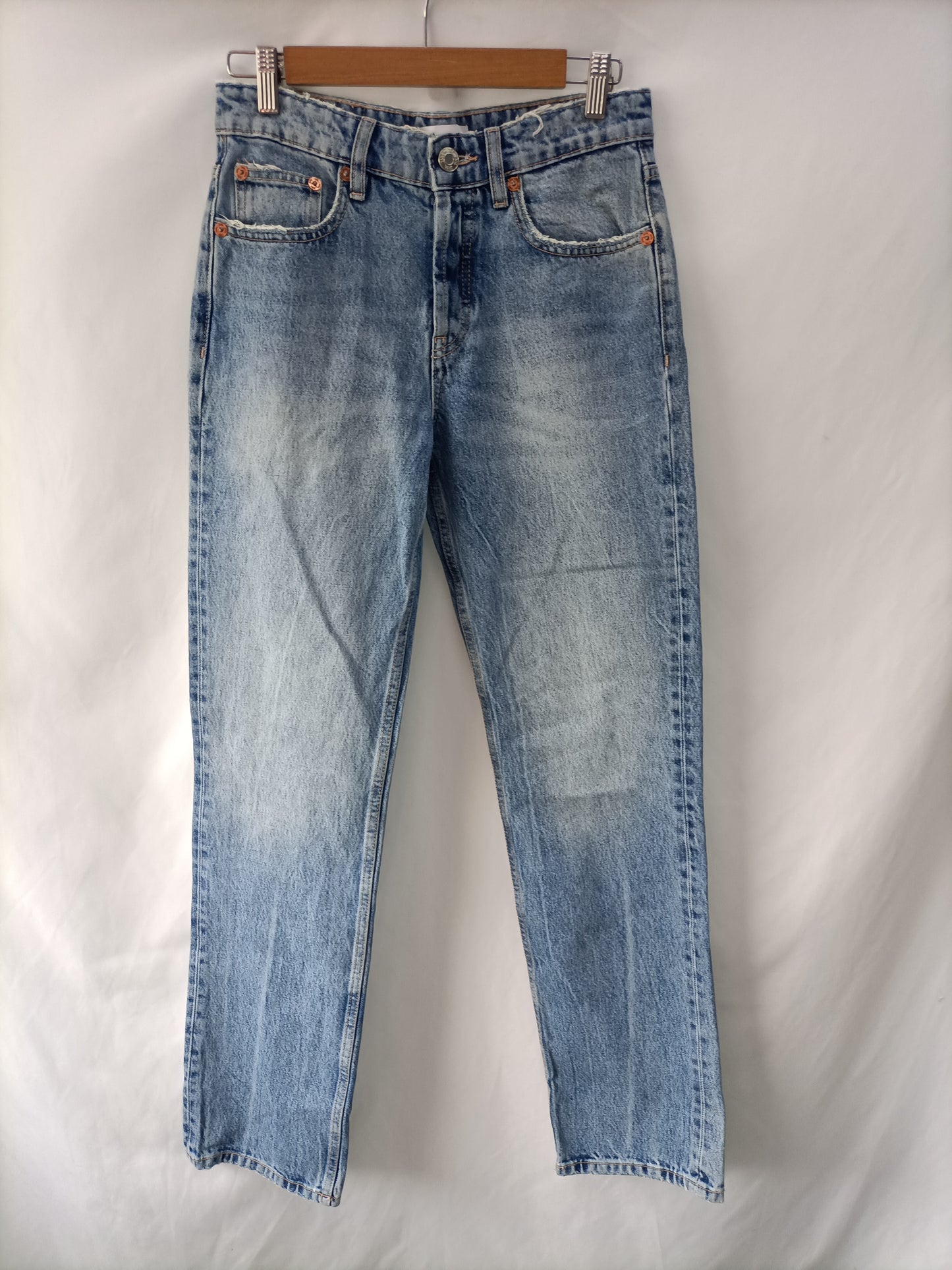 ZARA. Pantalón denim desgastado T.36