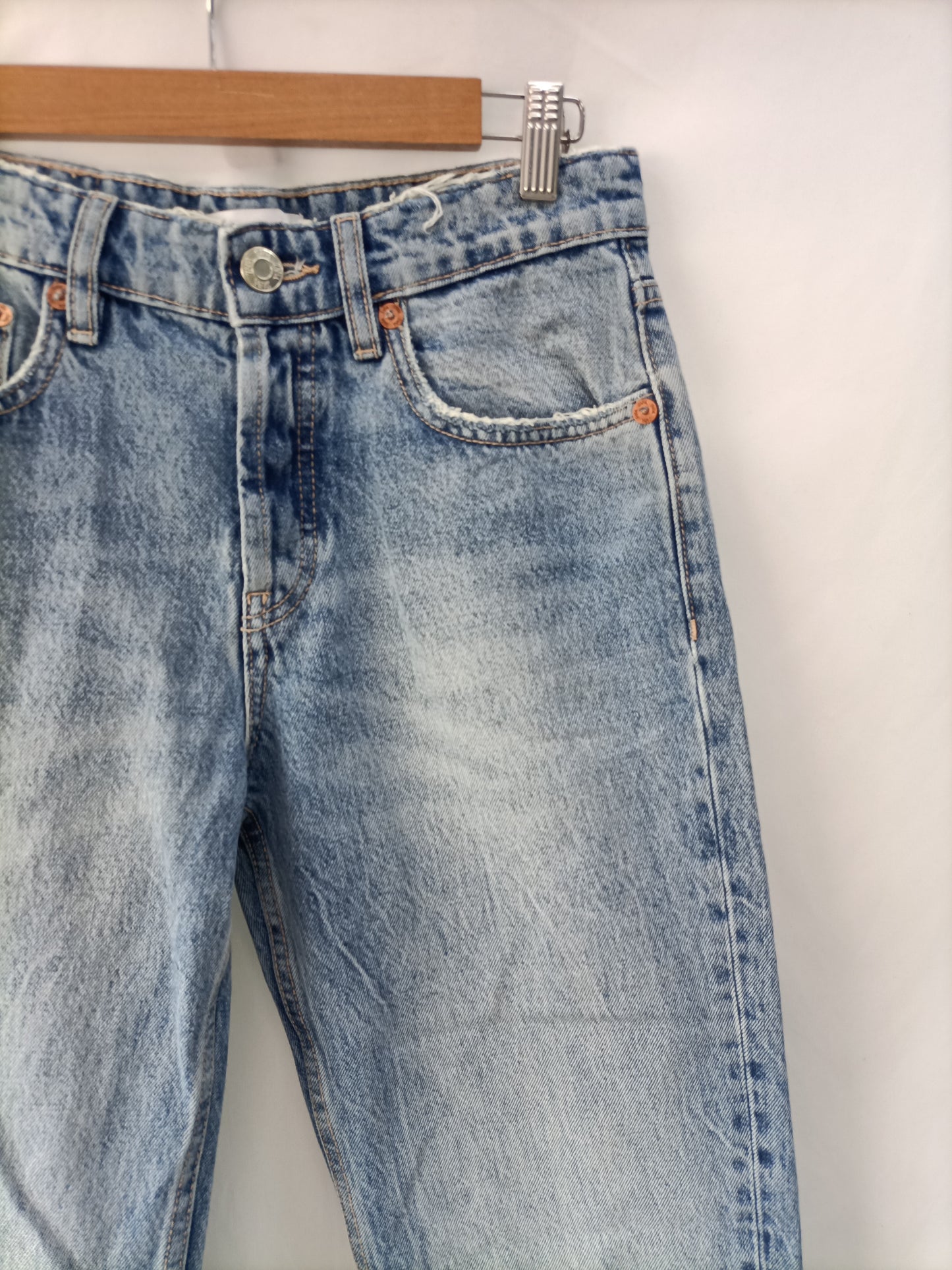 ZARA. Pantalón denim desgastado T.36