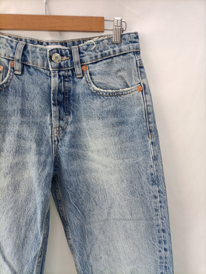 ZARA. Pantalón denim desgastado T.36