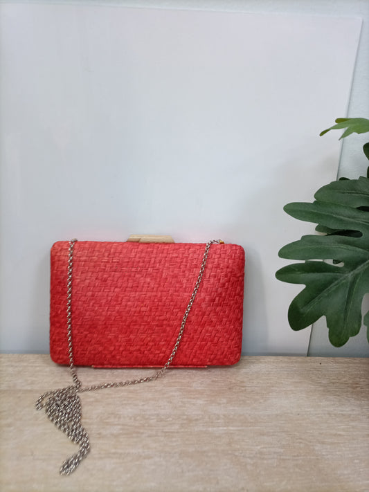 VILLANUEVA CAREY. Bolso coral rafia