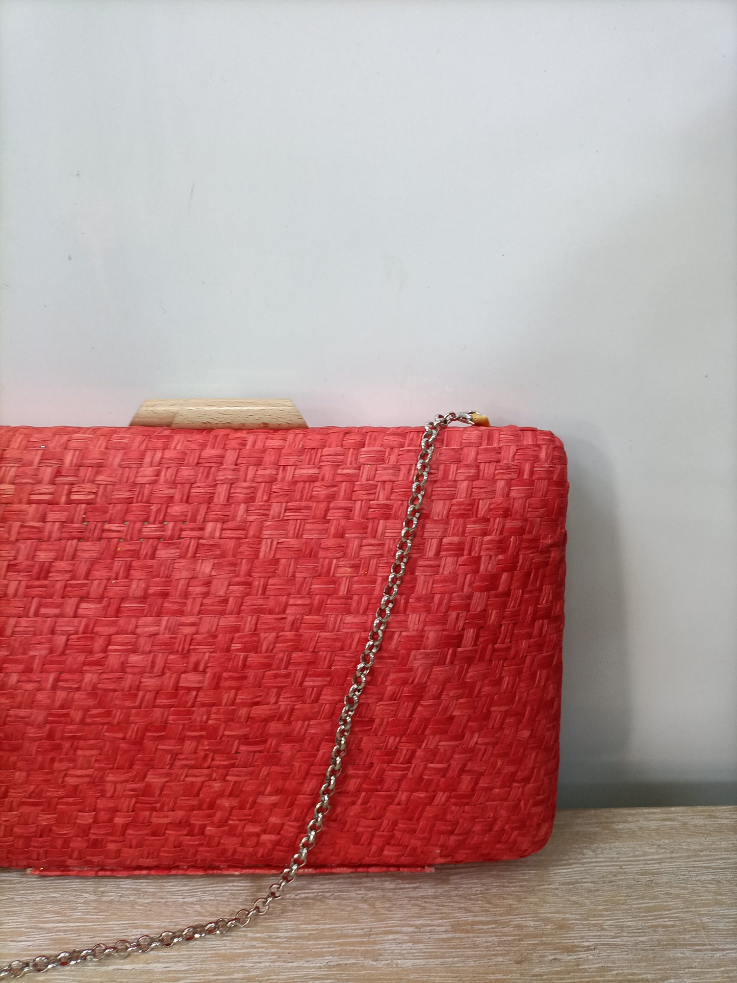 VILLANUEVA CAREY. Bolso coral rafia