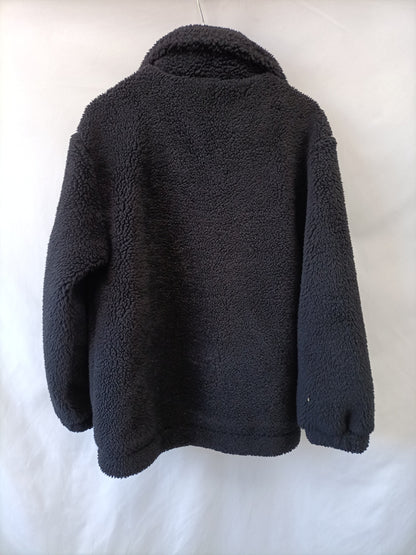 BERSHKA. Abrigo negro borrego T.s