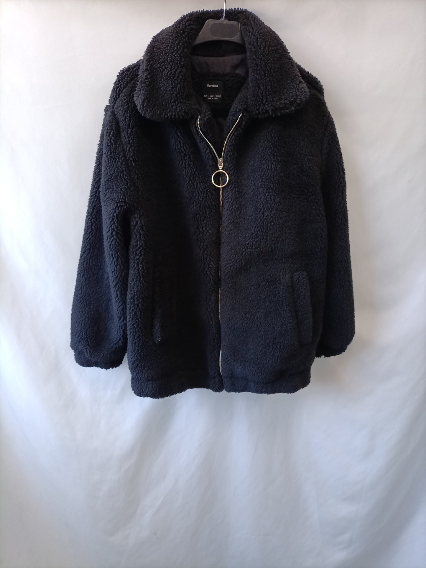 BERSHKA. Abrigo negro borrego T.s