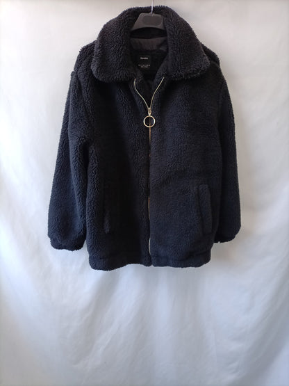BERSHKA. Abrigo negro borrego T.s