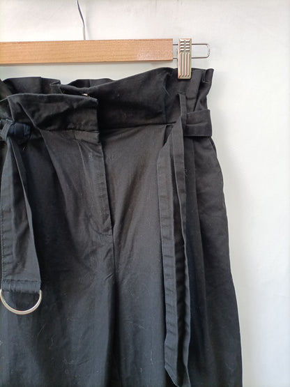 BERSHKA. Pantalón negro paperback T.34