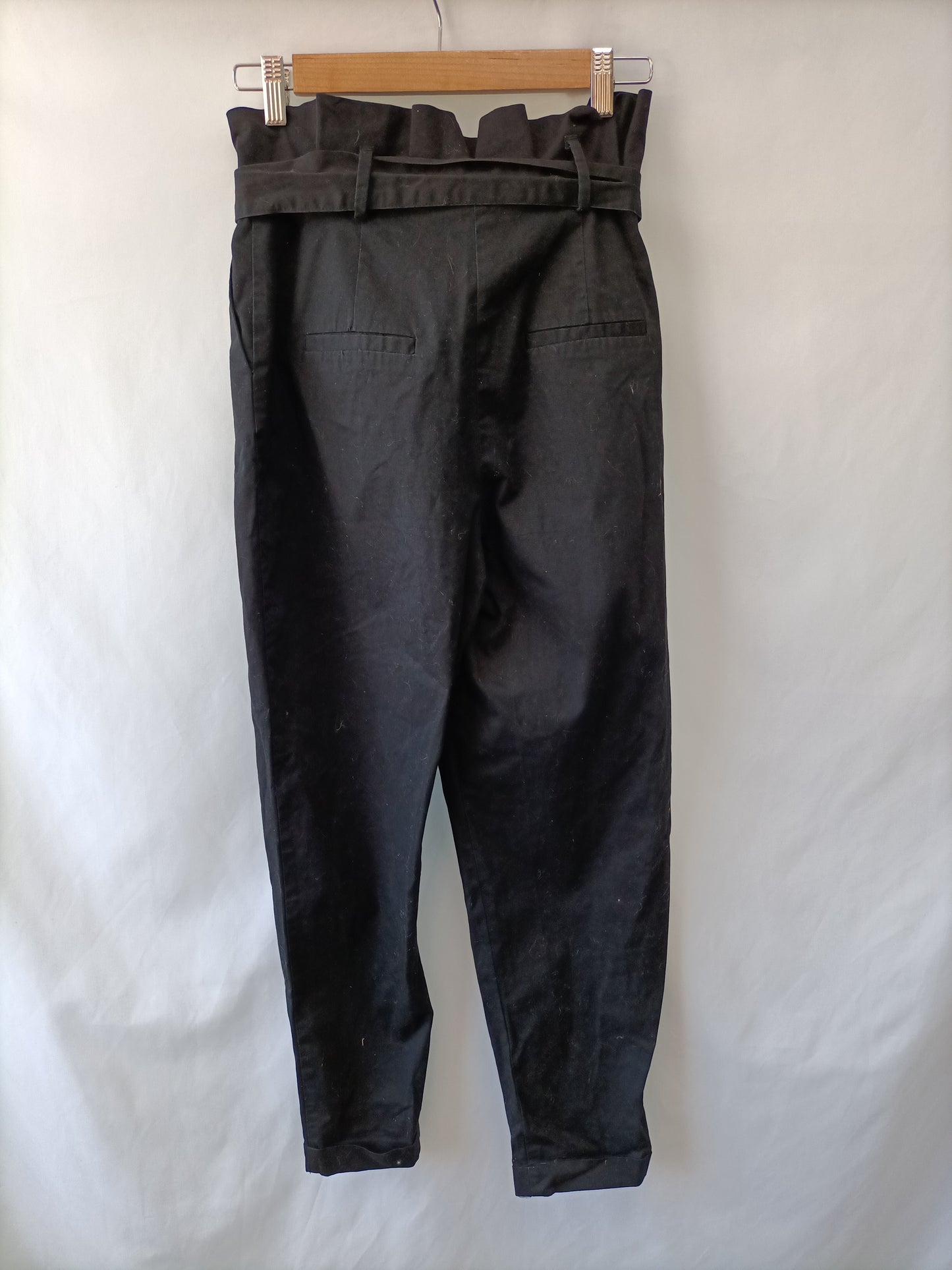 BERSHKA. Pantalón negro paperback T.34