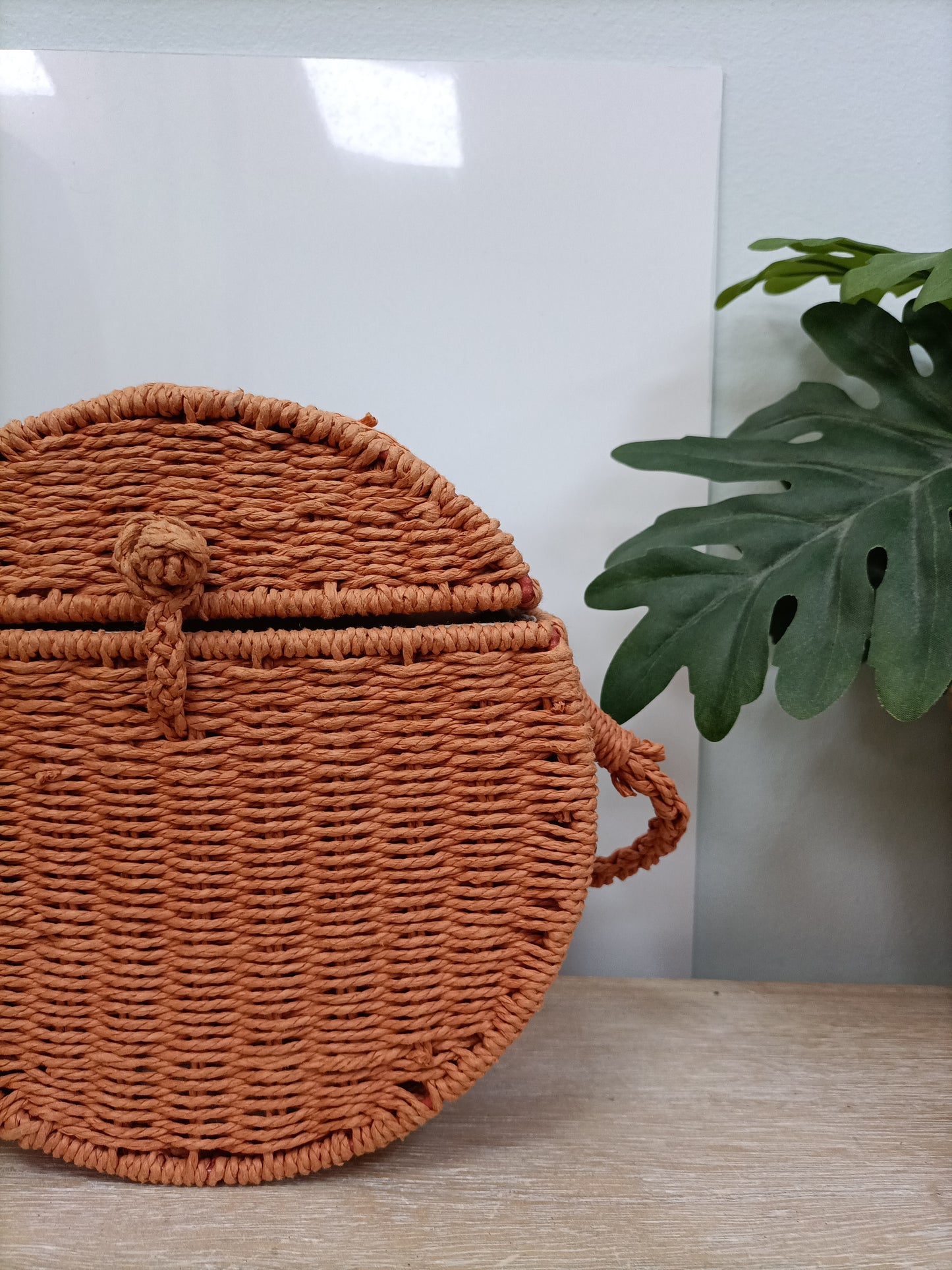 PULL&BEAR. Bolso rendondo rafia