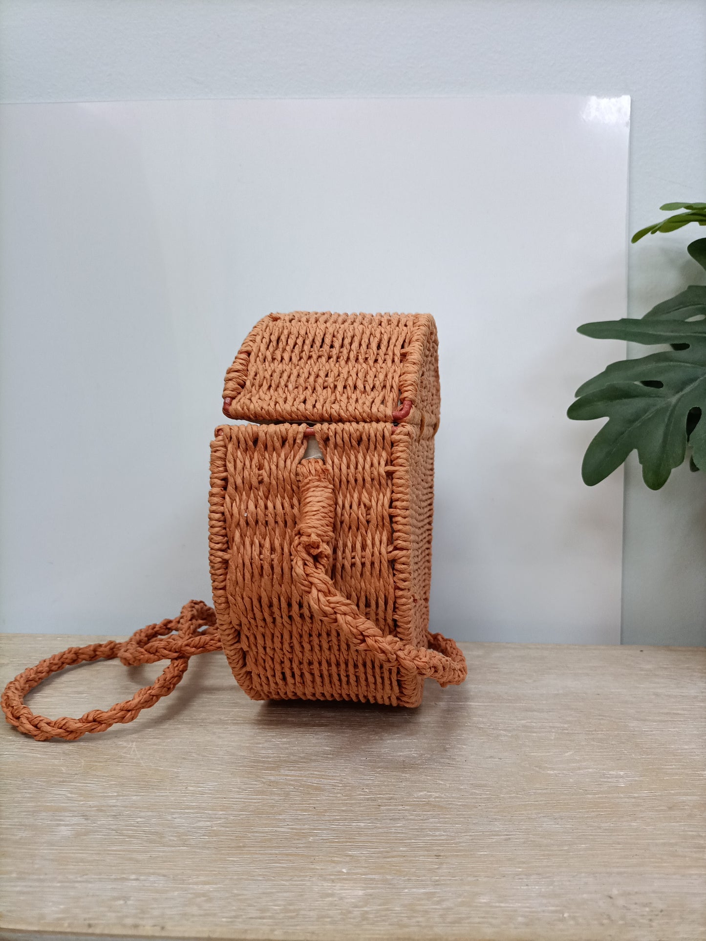 PULL&BEAR. Bolso rendondo rafia