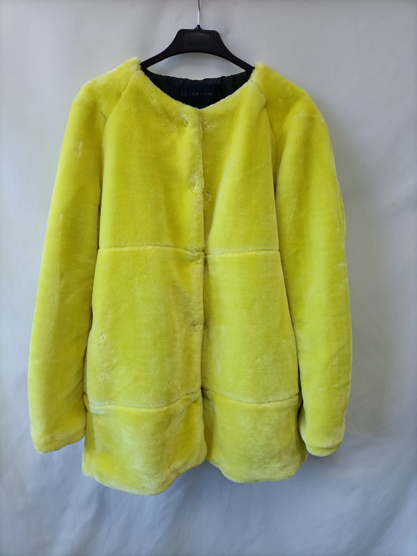 ZARA. Abrigo pelo amarillo T.xl