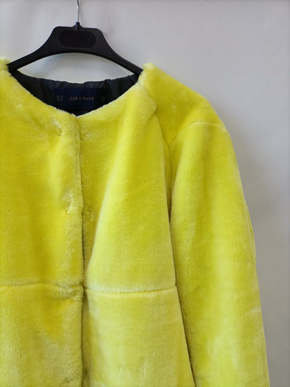 ZARA. Abrigo pelo amarillo T.xl